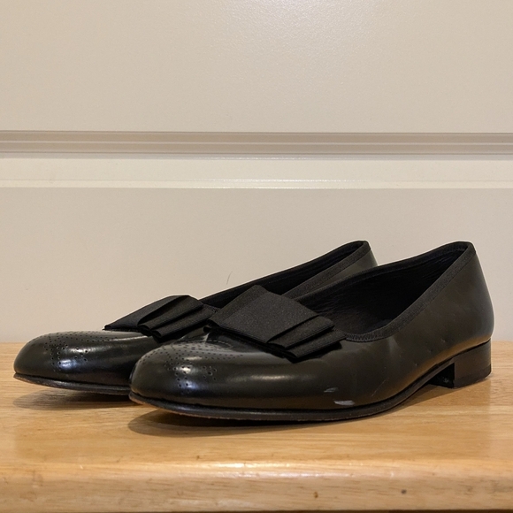 Bow-Tie 6 1/2 Men's Leather Loafers with Black Bows and Skull and Crossbones - Picture 4 of 16